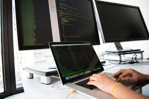 特朗普被逼退錢，萬億大蛋糕，中國企業一分拿不到？更大危機已至