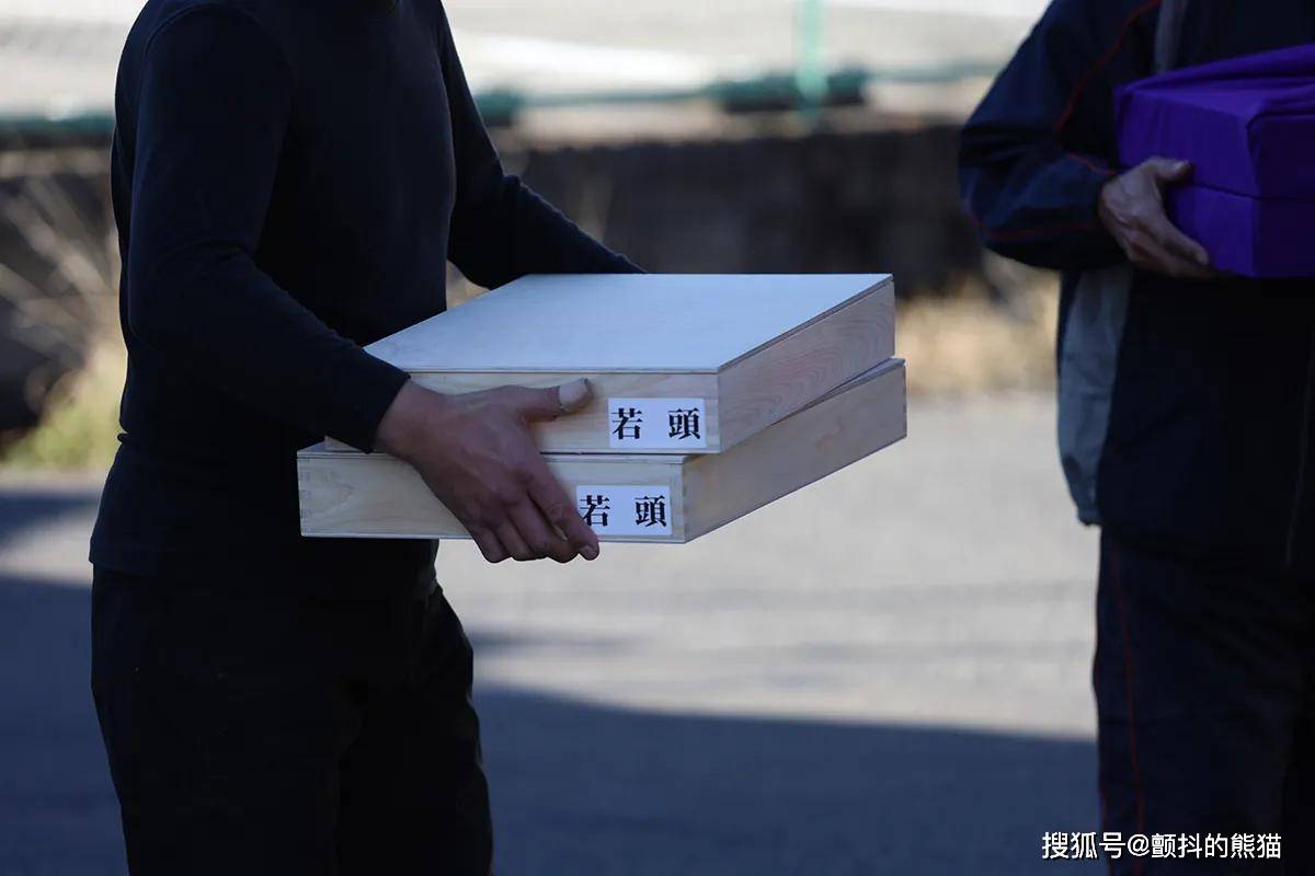 原創當黑社會遇上奢侈品：山口組元旦搗年糕，成了頂級奢侈品秀場