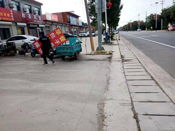 平度市仁兆執法中隊加大“野廣告”整治