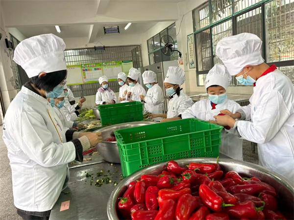 祁陽市人民中心小學：“大小幫廚”進食堂 勞動教育“味”更濃