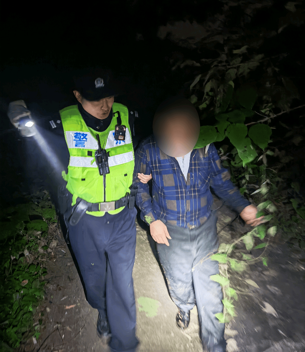 北碚民警成功救起六旬落水垂釣者