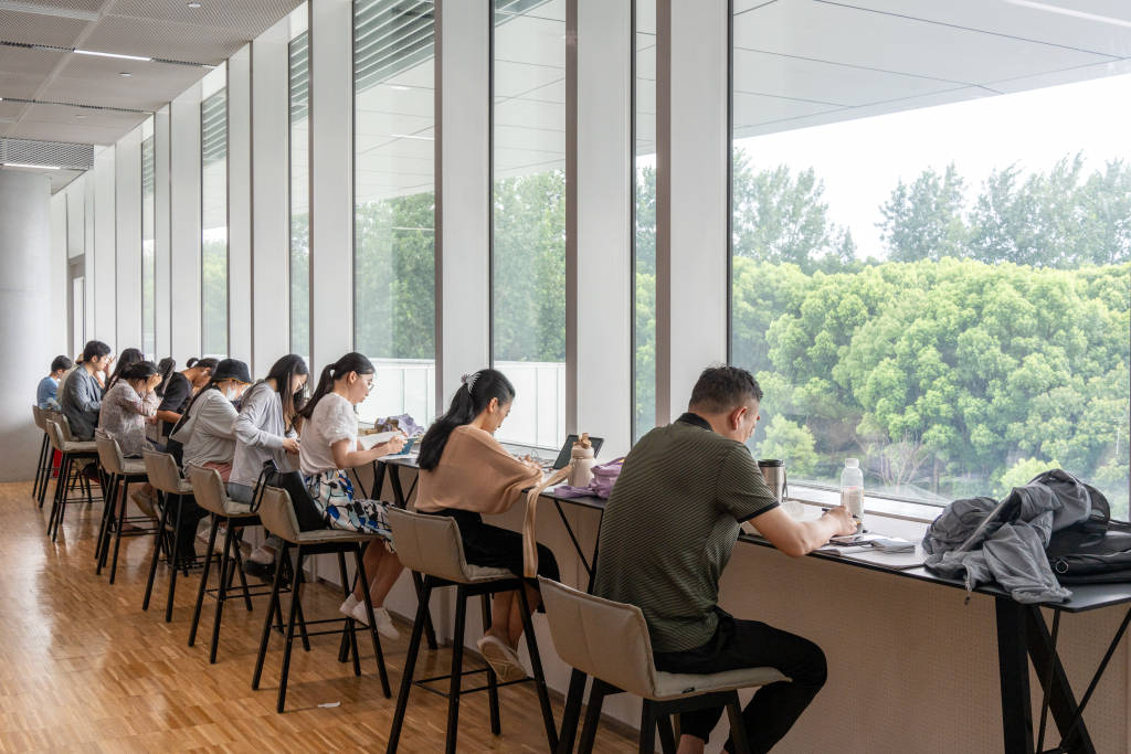 閱讀的未來｜“一座難求”背後，圖書館如何守護“深度閱讀”