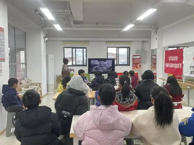 “夥伴領航站”青少年紅色主題教育活動走進馬欄山社羣