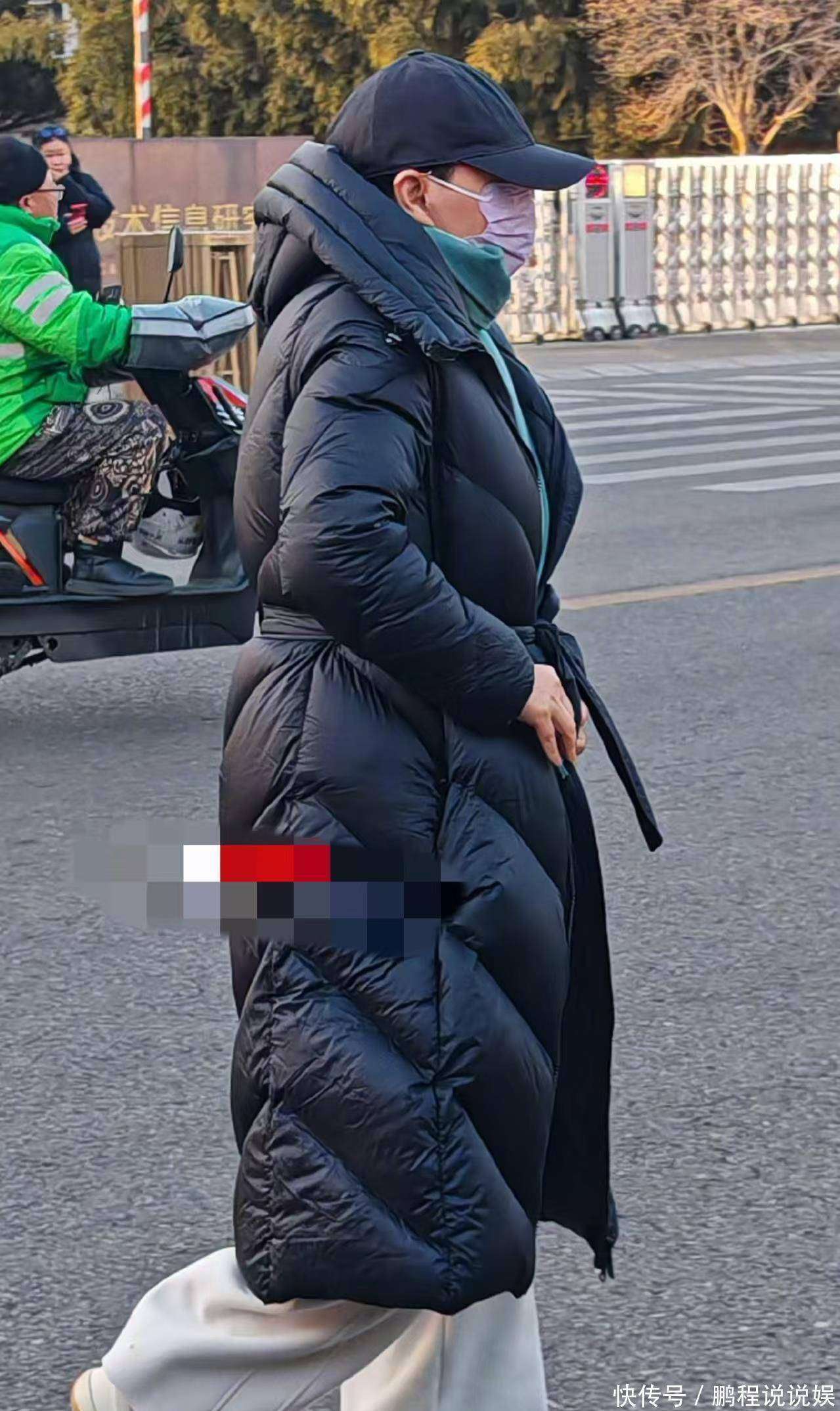 原創蔡明現身央視春晚彩排，辛柏青背雙肩包戴眼鏡，沙溢不遮掩最從容