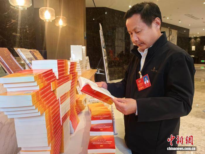 湖北咸寧：臨時圖書館入駐兩會現場 書香伴履職