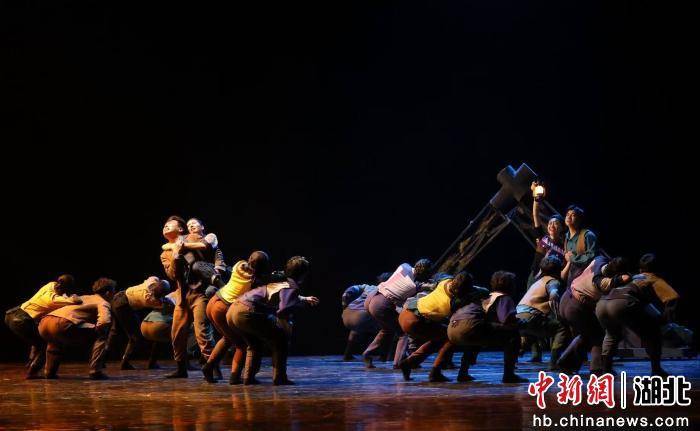 舞蹈《峽江邊的微光》亮相江城