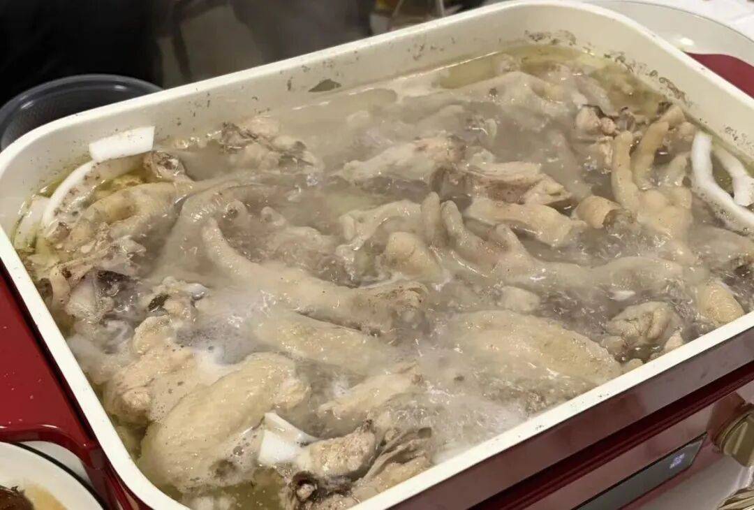 “沒人不愛吃的頂流美食”，正被拼多多送上全國餐桌