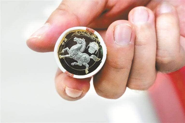 有人買來送禮 有人自己收藏 馬年賀歲紀念幣鈔火了