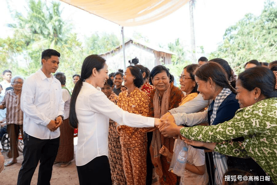 國王國母盛讚第一夫人碧佔莫妮是傑出女性典範