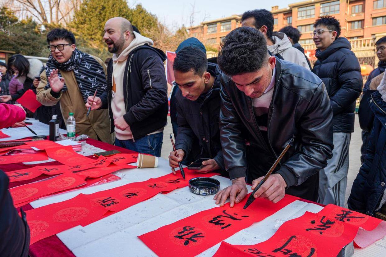 原創泰安市岱嶽區：外籍留學生在粥香中讀懂中國年味