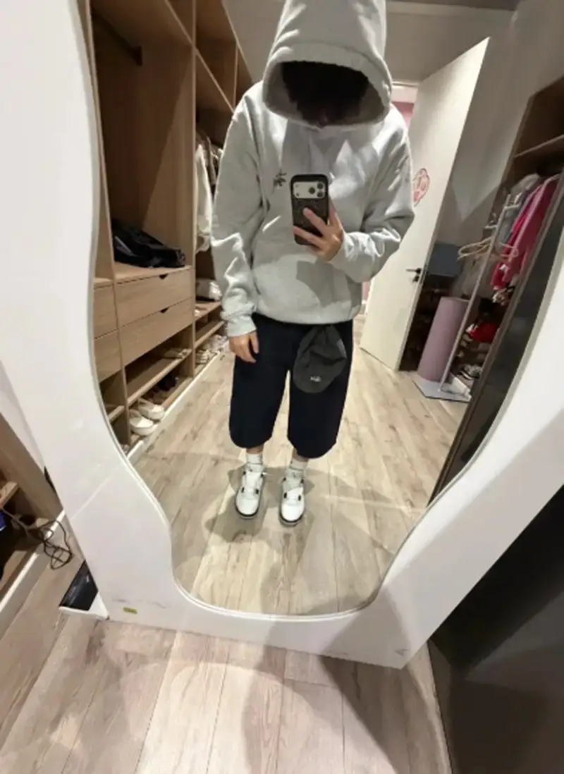 原創胡可14歲兒子曬留學生活，住60平套房有兩面牆衣櫃，吃火雞面解饞