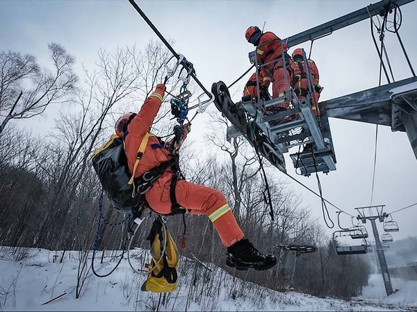 哈爾濱消防救援機動支隊護航亞布力冰雪旅遊季
