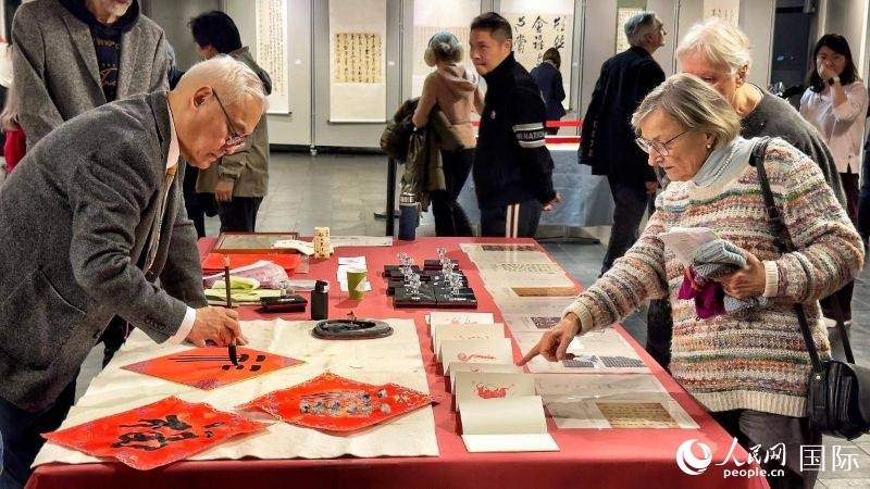 中國書法柏林巡展展示寫意精神與書法魅力