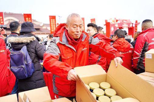 奮鬥17年，快遞老哥送完這單年貨就退休，一家四口在京東