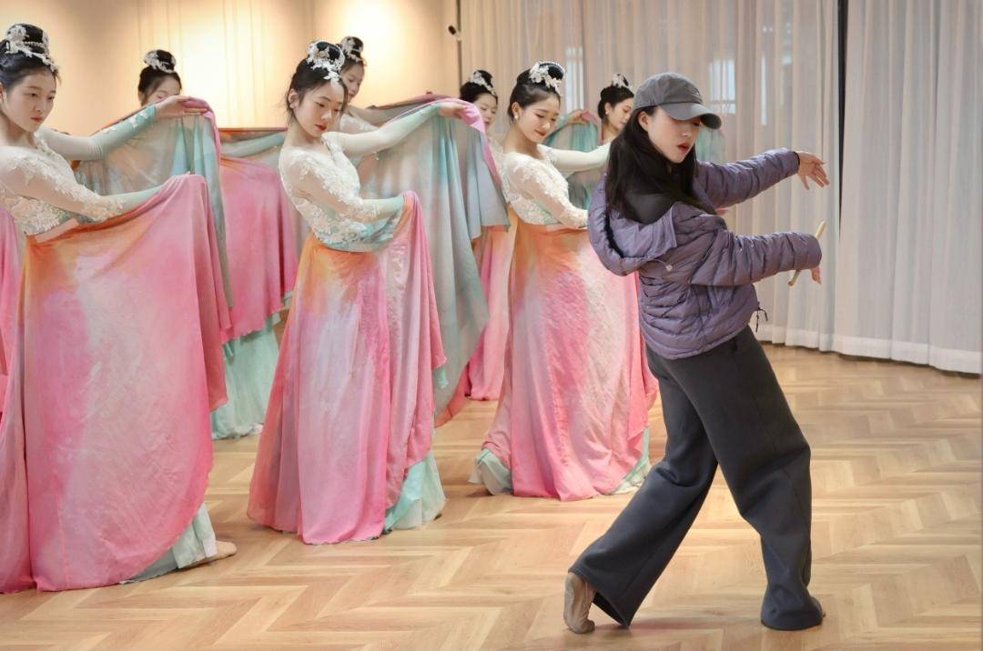 太美了！成都原創舞蹈《芙蓉似錦滿城花》綻放央視舞臺