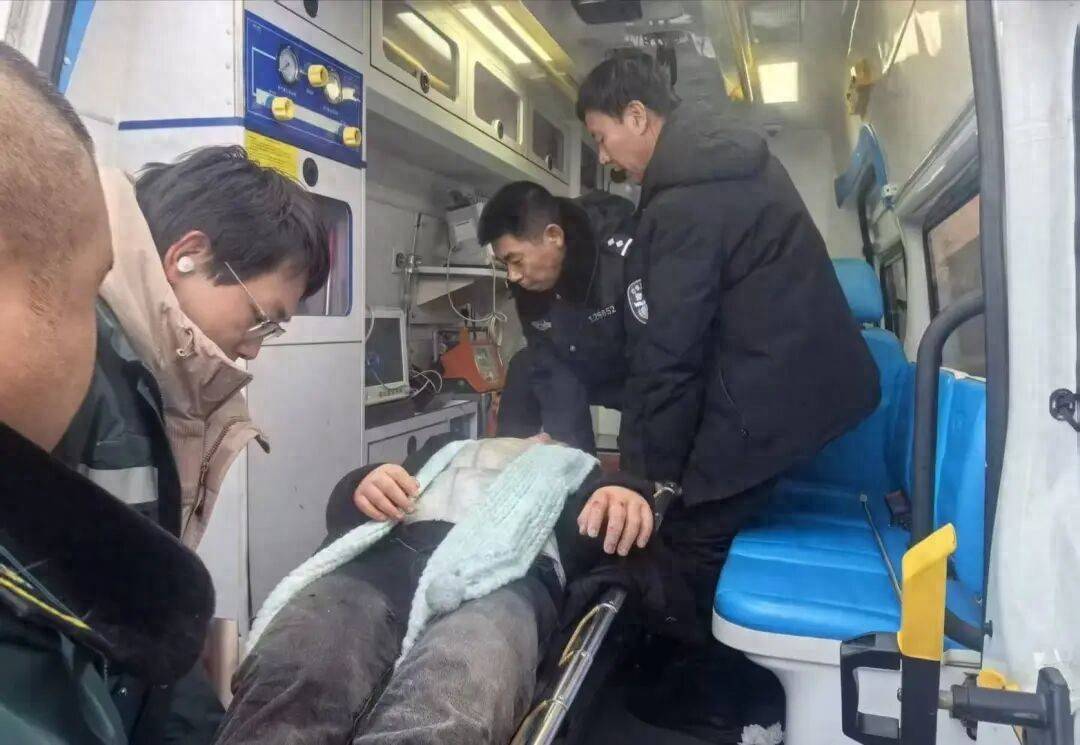 女大學生東北雪地裡摔暈後，3根手指或面臨截肢