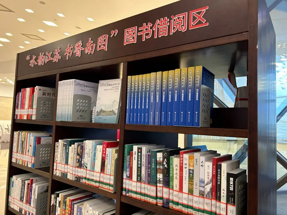 兩會微鏡頭｜一架圖書，照見文潤“兩會”