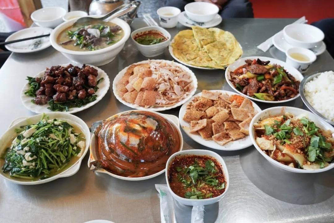 新春走基層｜大理觀音塘美食一條街：市井煙火裡的白族風味