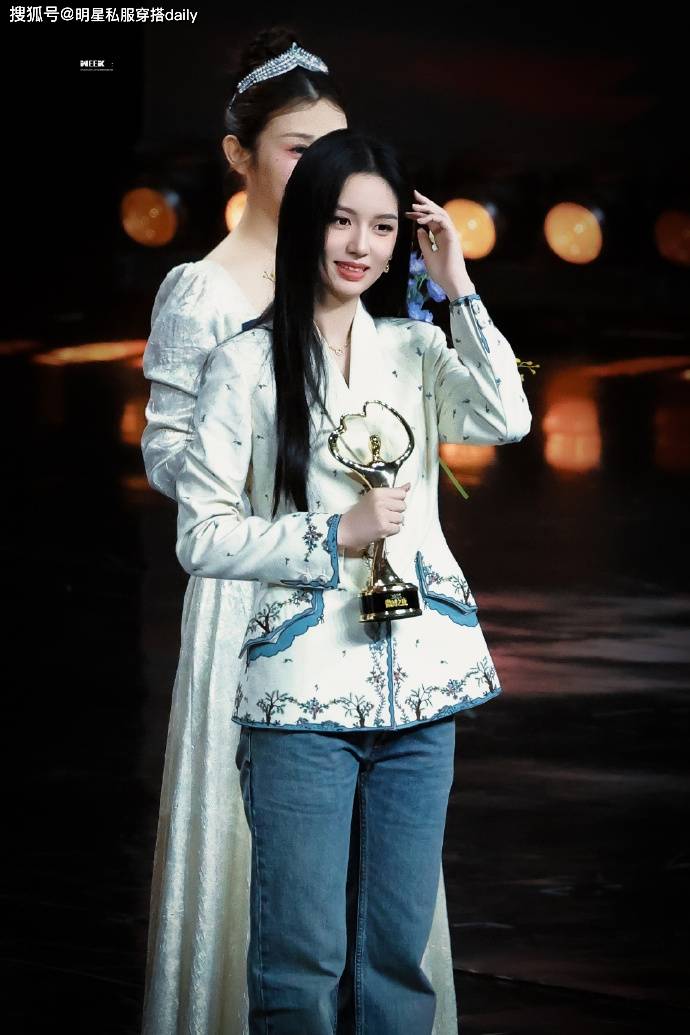 原創周也換了新風格“美的像油畫少女”，穿刺繡西裝搭牛仔褲，真的颯