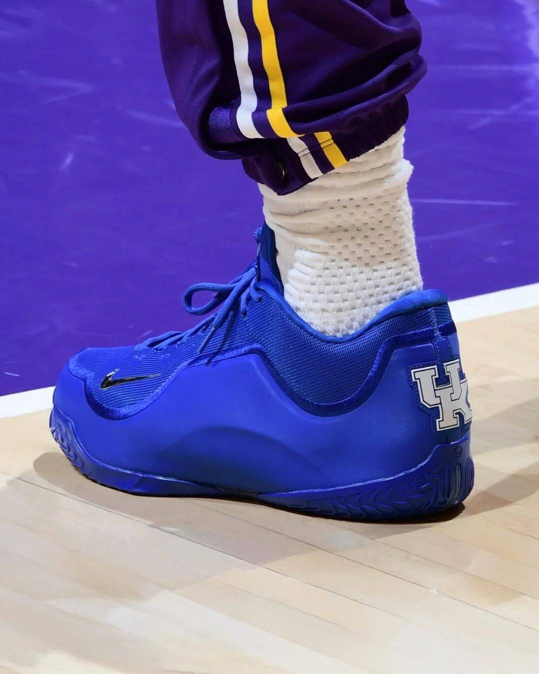 詹姆斯上腳各種大學PE LeBron 23！沒上過大學，但大學配色的鞋不少！