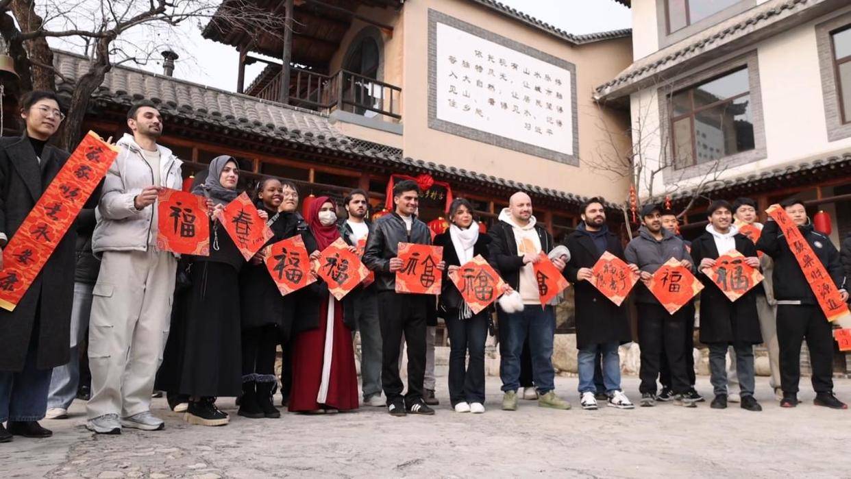 泰安市岱嶽區：外籍留學生在非遺裡感受中國“小年味兒”