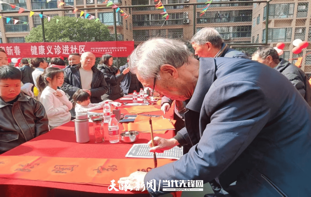 仁懷市老年大學書法班學員開展“迎新春送春聯”文化惠民活動