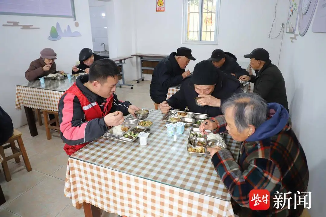 新春走基層｜快遞小哥和老人們的飯搭子“約定”：一頓熱飯、兩載陪伴