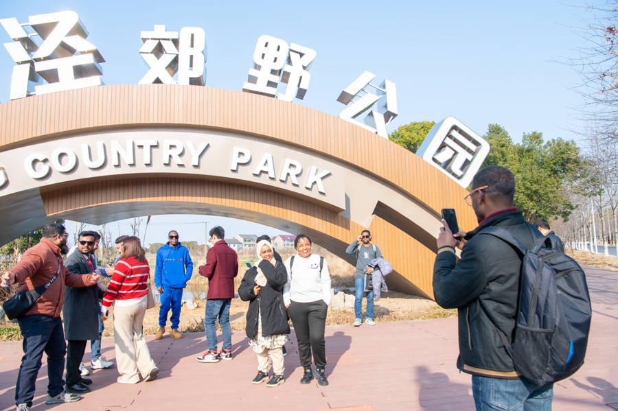 “在這裡感受到家的溫暖”，超50位留學生在漕涇水庫村“沉浸式”過大年