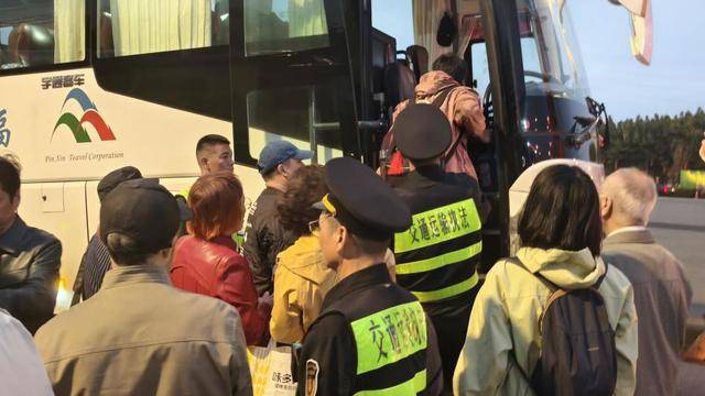 一旅遊大巴除夕滯留高速，廈門多部門快速聯動安全轉運遊客