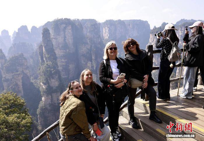 湖南張家界旅遊市場持續火熱 各景區遊人如織