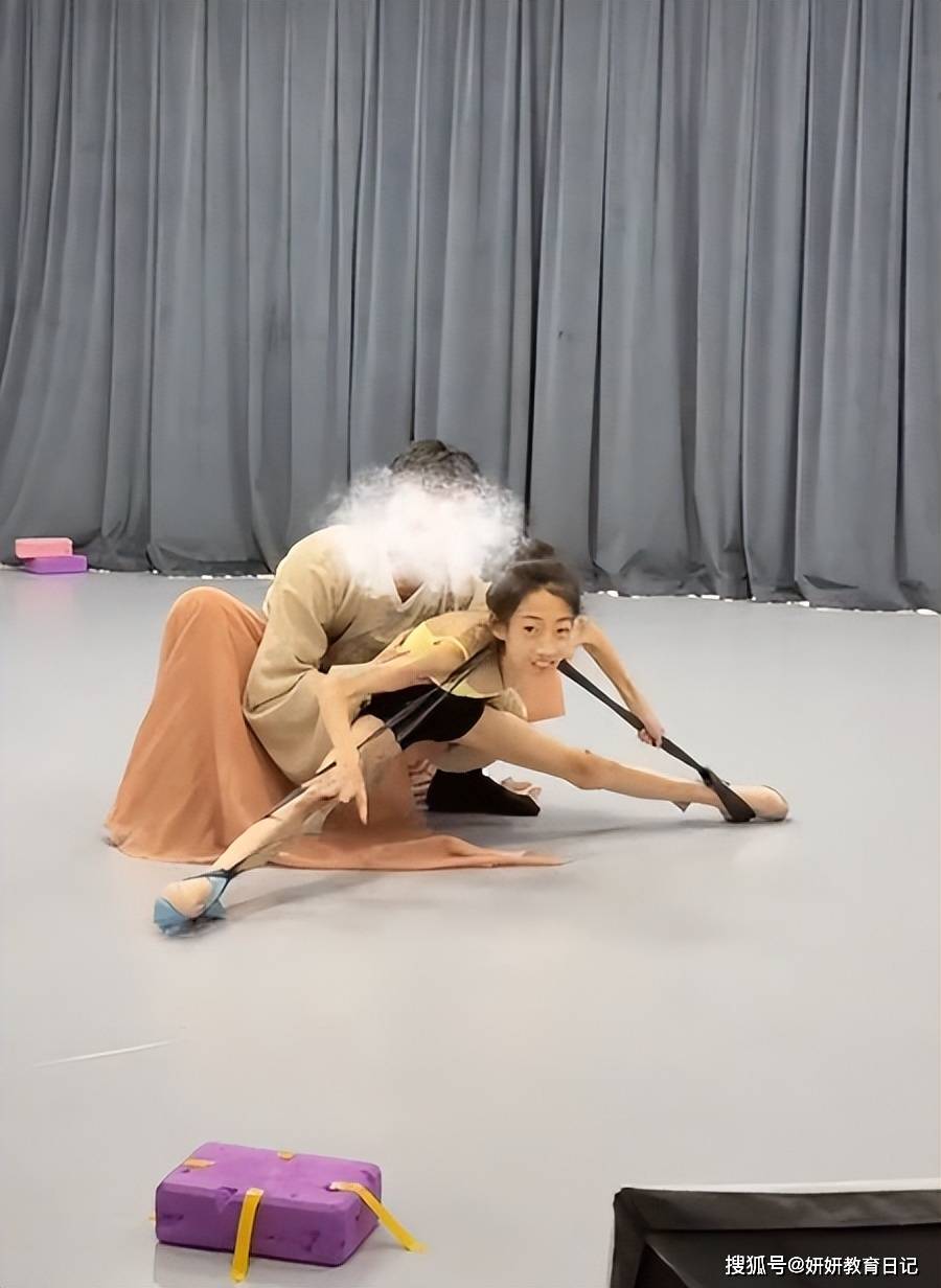 原創“家長好狠心，閨女都脫相了”，舞蹈生骨瘦如柴，網友：意義何在