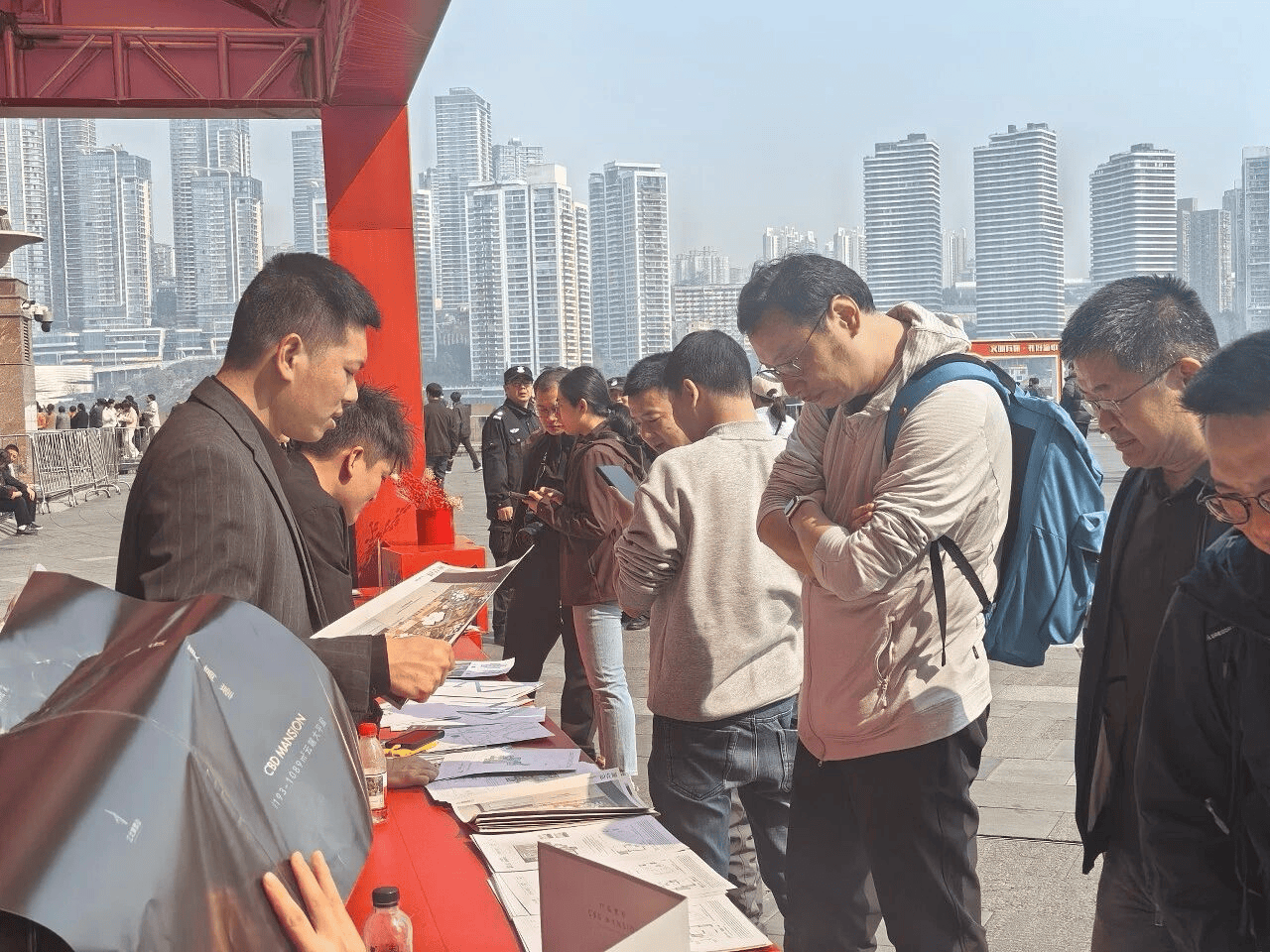 旅遊看房兩不誤 外地來渝市民看好重慶樓市