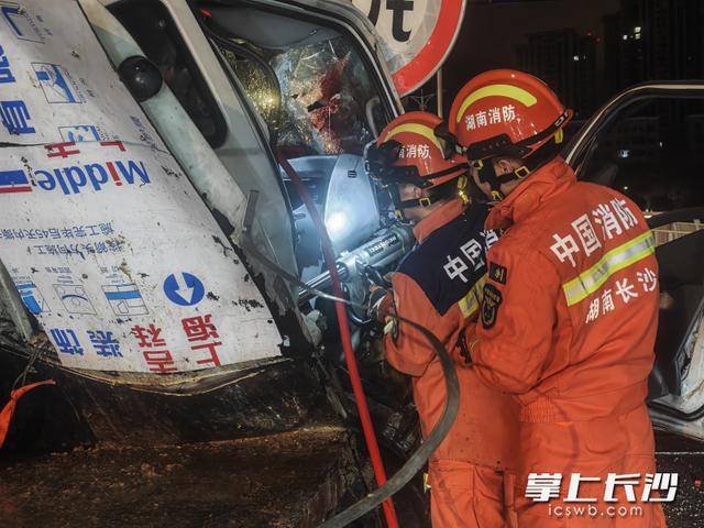 原創凌晨突發車禍人員被困，瀏陽消防快速救援