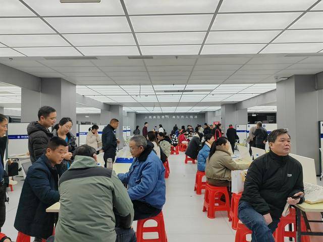 江西新余市渝水區總工會舉辦“工會幫就業 渝水在行動”專場招聘會