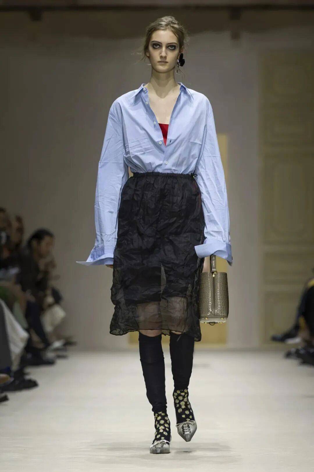 十五位女性，六十套造型，Prada 如何理解穿著