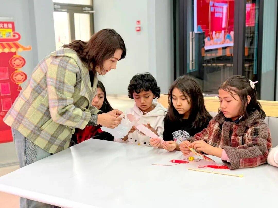 元宵遇書香！英吉沙圖書館裡過元宵 書香燈影共繪文化年