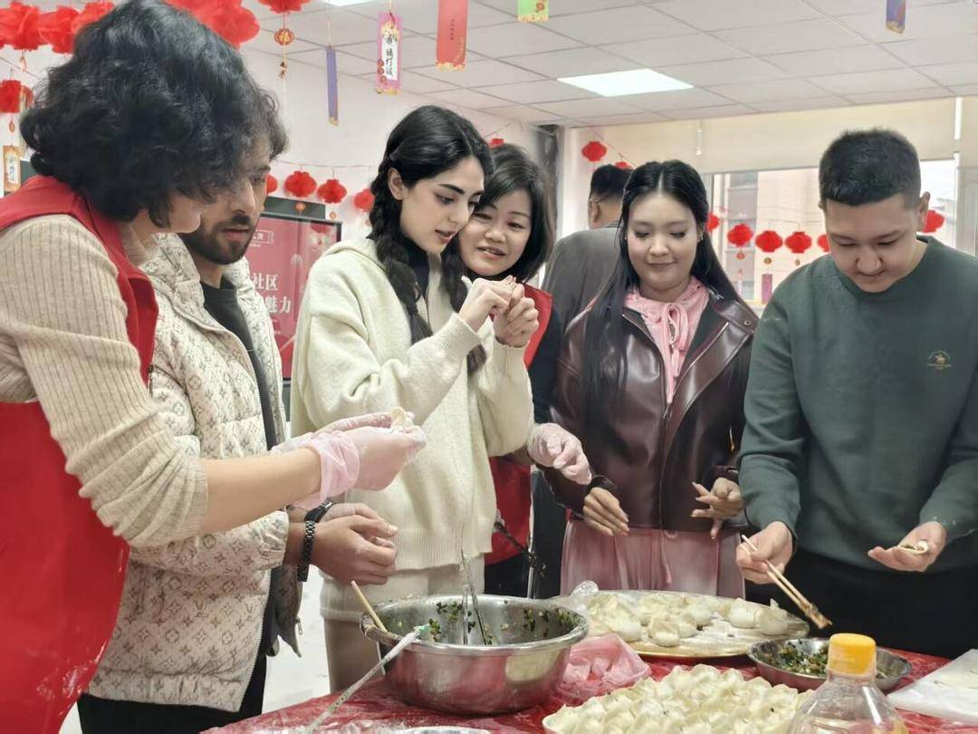 包元宵、做花燈、扭秧歌 10餘名外籍留學生膠州“鬧元宵”