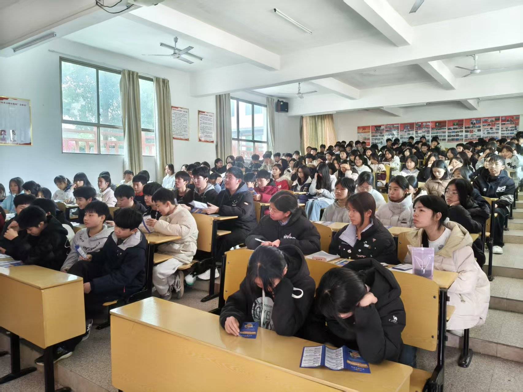 尋烏縣澂江鎮派出所走進澂江中學開啟開學反詐第一課