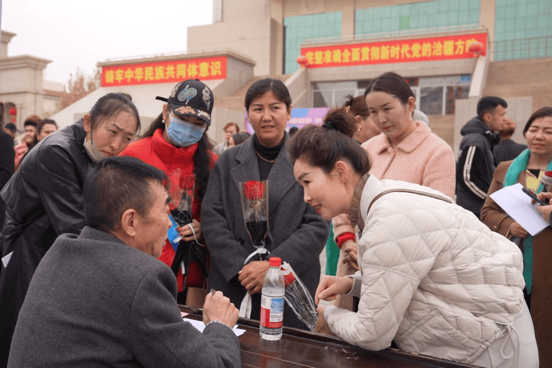 阿圖什市舉辦“巾幗築夢 職引未來”婦女人才專場招聘會