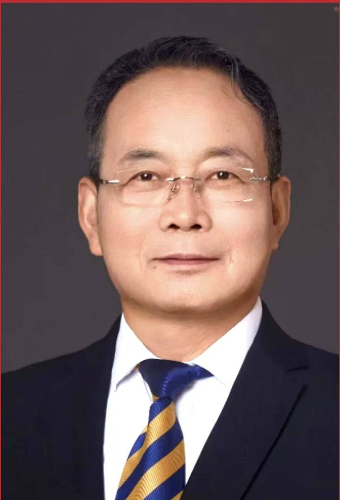 墨韻鑄初心 翰墨踐擔當——記書法家嚴根榮先生