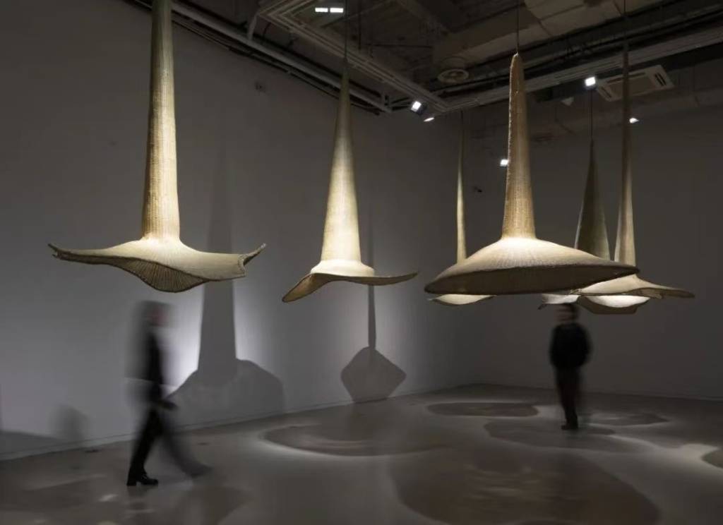 上海雙年展落幕前迎來觀展熱潮，女性藝術敘事令人矚目