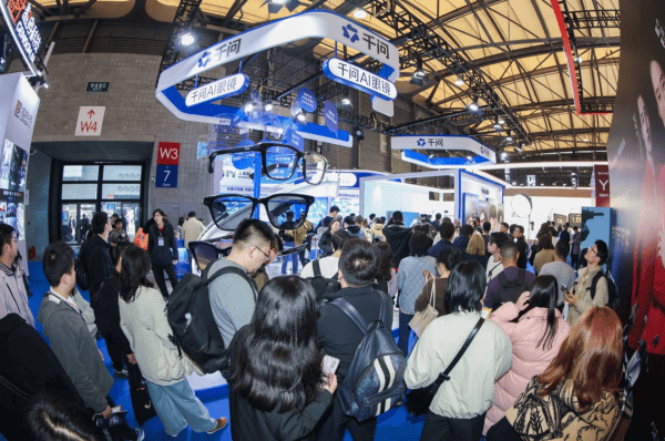 千問AI眼鏡AWE釋出，月底上新更多功能