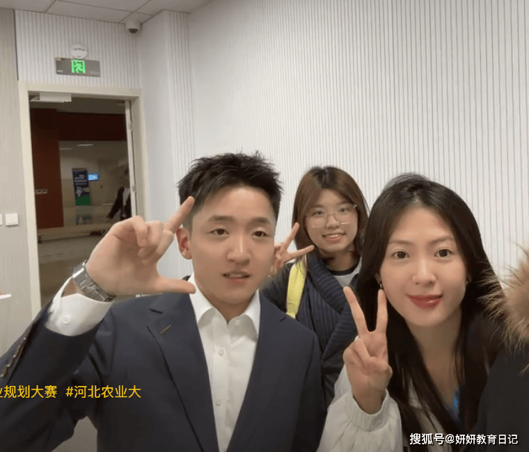 原創“直接拿兄弟當實驗猴吧”，精神小夥考上研究生，合照難以置信