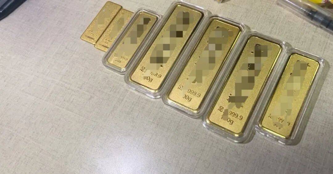“零食”快遞被截停，發現7塊金條！
