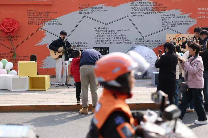 視點｜馬路詩歌節點亮石榴莊街頭