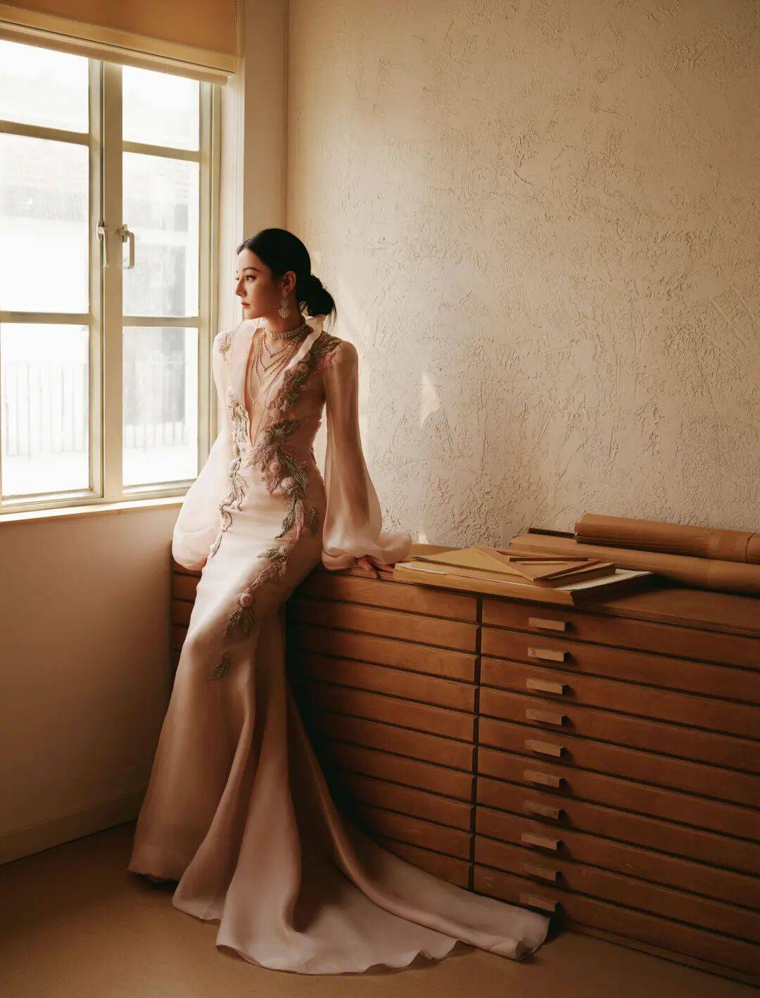 原創迪麗熱巴｜淺粉深 v 刺繡禮裙，人間絕美！