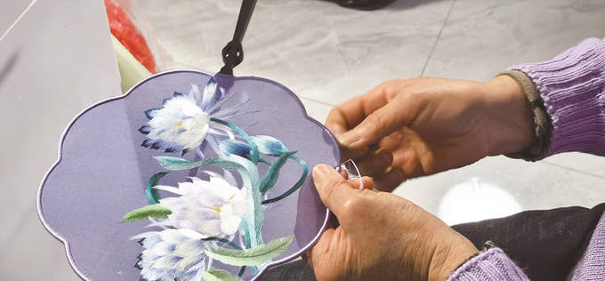 閒置村舍成了刺繡工坊