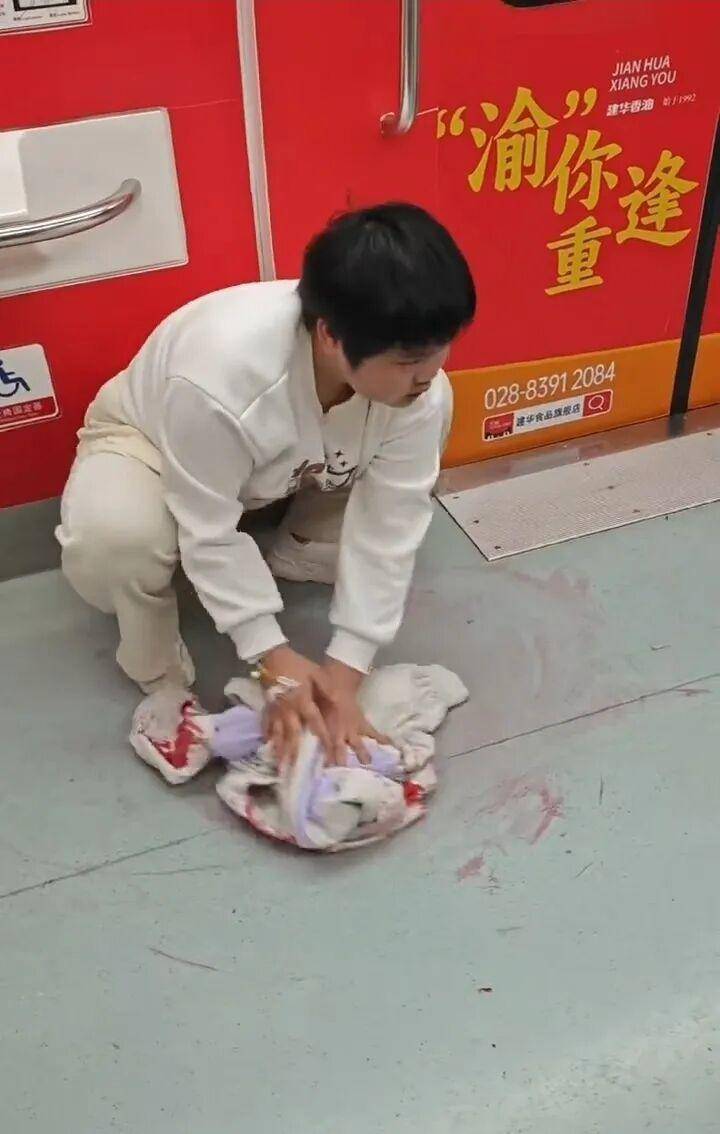 22歲女孩地鐵吐血後脫外套將地板擦乾，當事人：不想把別人鞋子弄髒，自己病情嚴重，當天還收到病危通知
