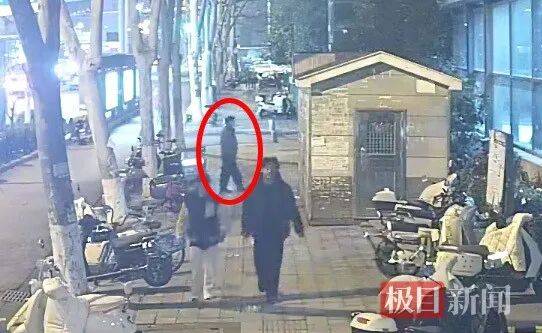 快遞小哥遺失裝NBA球星親筆簽名卡的包裹，要賠償3.2萬元，00後民警追蹤半月，找到了！