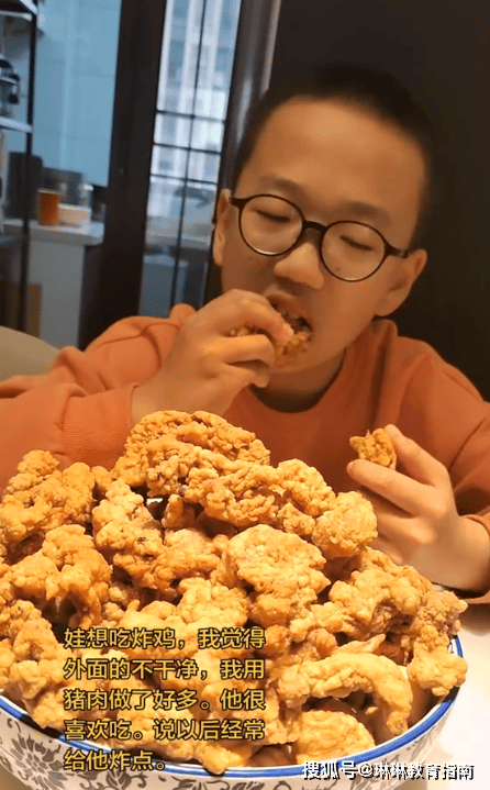 原創“又一個裝傻充愣的媽！”小學兒子想吃炸雞，家長端上一盤炸豬肉被群嘲